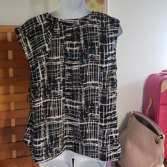 Michael kors black and white sleeveless top - Picture 3 of 7